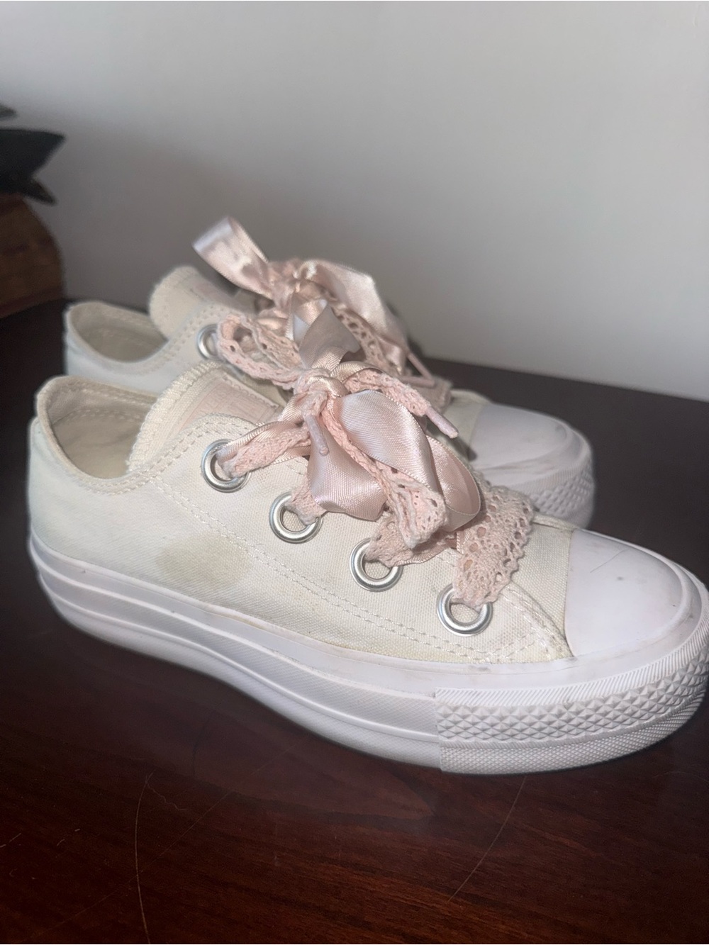 Converse Kids White Canvas Low-Top Sneakers with Pale Pink Ribbon Laces